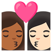 👩🏾‍❤️‍💋‍👩🏻 Emoji sich küssendes Paar - Frau: mitteldunkle Hautfarbe, Frau: helle Hautfarbe Google 15.0.