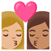 👩🏼‍❤️‍💋‍👩🏽 Emoji sich küssendes Paar - Frau: mittelhelle Hautfarbe, Frau: mittlere Hautfarbe Google 15.0.