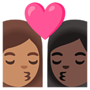 👩🏽‍❤️‍💋‍👩🏿 Emoji sich küssendes Paar - Frau: mittlere Hautfarbe, Frau: dunkle Hautfarbe Google 15.0.