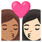 👩🏽‍❤️‍💋‍👩🏻 Emoji sich küssendes Paar - Frau: mittlere Hautfarbe, Frau: helle Hautfarbe Google 15.0.