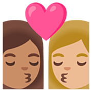 👩🏽‍❤️‍💋‍👩🏼 Emoji sich küssendes Paar - Frau: mittlere Hautfarbe, Frau: mittelhelle Hautfarbe Google 15.0.