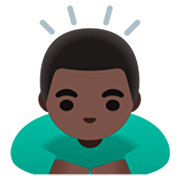 Emoji 🙇🏿‍♂️ Uomo Che Fa Inchino Profondo: Carnagione Scura su Google 15.0.