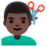 💇🏿‍♂️ Emoji Homem Cortando O Cabelo: Pele Escura na Google 15.0.