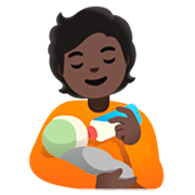 🧑🏿‍🍼 Emoji Pessoa Alimentando Bebê: Pele Escura na Google 15.0.