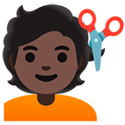💇🏿 Emoji Persona Cortándose El Pelo: Tono De Piel Oscuro en Google 15.0.