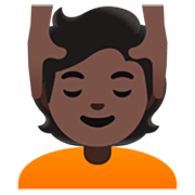 💆🏿 Emoji Pessoa Recebendo Massagem Facial: Pele Escura na Google 15.0.