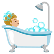 🛀🏼 Emoji Pessoa Tomando Banho: Pele Morena Clara na Google 15.0.