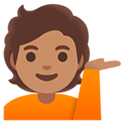 Emoji 💁🏽 Persona Al Punto Informazioni: Carnagione Olivastra su Google 15.0.