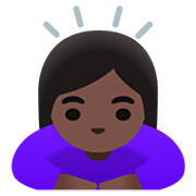 🙇🏿‍♀️ Emoji Mujer Haciendo Una Reverencia: Tono De Piel Oscuro en Google 15.0.