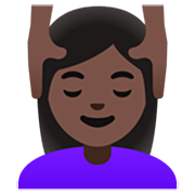 💆🏿‍♀️ Emoji Mulher Recebendo Massagem Facial: Pele Escura na Google 15.0.