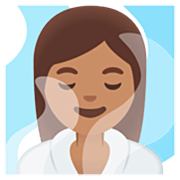 🧖🏽‍♀️ Emoji Mujer En Una Sauna: Tono De Piel Medio en Google 15.0.