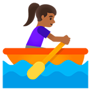 🚣🏾‍♀️ Emoji Mujer Remando En Un Bote: Tono De Piel Oscuro Medio en Google 15.0.