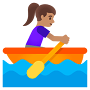 🚣🏽‍♀️ Emoji Mujer Remando En Un Bote: Tono De Piel Medio en Google 15.0.