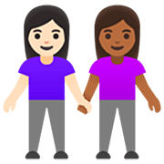 👩🏻‍🤝‍👩🏾 Emoji Duas Mulheres De Mãos Dadas: Pele Clara E Pele Morena Escura na Google 15.0.