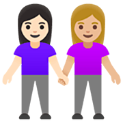 👩🏻‍🤝‍👩🏼 Emoji händchenhaltende Frauen: helle Hautfarbe, mittelhelle Hautfarbe Google 15.0.
