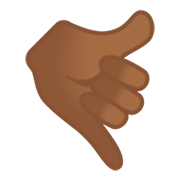 🤙🏾 Emoji Sinal «me Liga»: Pele Morena Escura na Google Android 10.0.