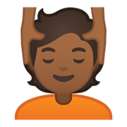 💆🏾 Emoji Persona Recibiendo Masaje: Tono De Piel Oscuro Medio en Google Android 10.0.