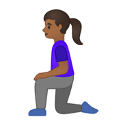 🧎🏾‍♀️ Emoji Mulher Ajoelhando: Pele Morena Escura na Google Android 10.0.