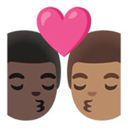 👨🏿‍❤️‍💋‍👨🏽 Emoji sich küssendes Paar - Mann: dunkle Hautfarbe, Mann: mittlere Hautfarbe Google Android 11.0 December 2020 Feature Drop.