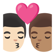 👨🏻‍❤️‍💋‍👨🏽 Emoji sich küssendes Paar - Mann: helle Hautfarbe, Mann: helle Hautfarbe Google Android 11.0 December 2020 Feature Drop.
