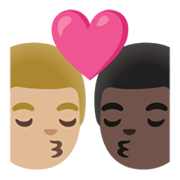 👨🏼‍❤️‍💋‍👨🏿 Emoji sich küssendes Paar - Mann: mittelhelle Hautfarbe, Mann: dunkle Hautfarbe Google Android 11.0 December 2020 Feature Drop.