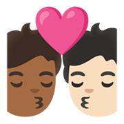 🧑🏾‍❤️‍💋‍🧑🏻 Emoji sich küssendes Paar: Person, Person, mitteldunkle Hautfarbe, helle Hautfarbe Google Android 11.0 December 2020 Feature Drop.