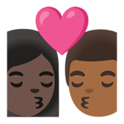 👩🏿‍❤️‍💋‍👨🏾 Emoji sich küssendes Paar - Frau: dunkle Hautfarbe, Mann: mitteldunkle Hautfarbe Google Android 11.0 December 2020 Feature Drop.