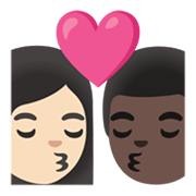 Emoji 👩🏻‍❤️‍💋‍👨🏿 Bacio Tra Coppia - Donna: Carnagione Chiara, Uomo: Carnagione Scura su Google Android 11.0 December 2020 Feature Drop.