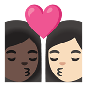 👩🏿‍❤️‍💋‍👩🏻 Emoji sich küssendes Paar - Frau: dunkle Hautfarbe, Frau: helle Hautfarbe Google Android 11.0 December 2020 Feature Drop.
