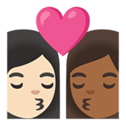 Emoji 👩🏻‍❤️‍💋‍👩🏾 Bacio Tra Coppia - Donna: Carnagione Chiara, Donna: Carnagione Abbastanza Scura su Google Android 11.0 December 2020 Feature Drop.