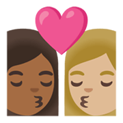 👩🏾‍❤️‍💋‍👩🏼 Emoji sich küssendes Paar - Frau: mitteldunkle Hautfarbe, Frau: mittelhelle Hautfarbe Google Android 11.0 December 2020 Feature Drop.