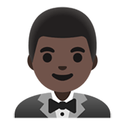 🤵🏿‍♂️ Emoji Hombre Con Esmoquin: Tono De Piel Oscuro en Google Android 11.0 December 2020 Feature Drop.