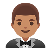 Emoji 🤵🏽‍♂️ Uomo in smoking: Carnagione Olivastra su Google Android 11.0.