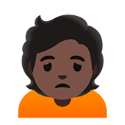 🙍🏿 Emoji Persona Frunciendo El Ceño: Tono De Piel Oscuro en Google Android 11.0.