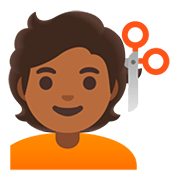 💇🏾 Emoji Pessoa Cortando O Cabelo: Pele Morena Escura na Google Android 11.0.