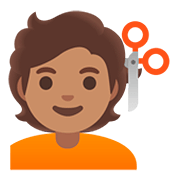 💇🏽 Emoji Pessoa Cortando O Cabelo: Pele Morena na Google Android 11.0.