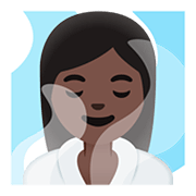 🧖🏿‍♀️ Emoji Mulher Na Sauna: Pele Escura na Google Android 11.0.