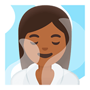 🧖🏾‍♀️ Emoji Mulher Na Sauna: Pele Morena Escura na Google Android 11.0.