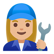 Emoji 👩🏼‍🔧 Meccanico Donna: Carnagione Abbastanza Chiara su Google Android 11.0.