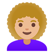 Émoji 👩🏼‍🦱 Femme : Peau Moyennement Claire Et Cheveux Bouclés sur Google Android 11.0.