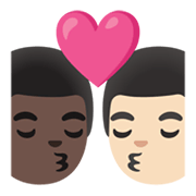👨🏿‍❤️‍💋‍👨🏻 Emoji sich küssendes Paar - Mann: dunkle Hautfarbe, Mann: helle Hautfarbe Google Android 12.0.