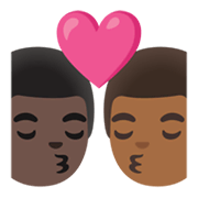 👨🏿‍❤️‍💋‍👨🏾 Emoji sich küssendes Paar - Mann: dunkle Hautfarbe, Mann: mitteldunkle Hautfarbe Google Android 12.0.