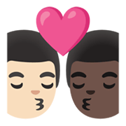 Emoji 👨🏻‍❤️‍💋‍👨🏿 Bacio Tra Coppia - Uomo: Carnagione Chiara, Uomo: Carnagione Scura su Google Android 12.0.