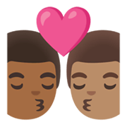 👨🏾‍❤️‍💋‍👨🏽 Emoji sich küssendes Paar - Mann: mitteldunkle Hautfarbe, Mann: mittlere Hautfarbe Google Android 12.0.