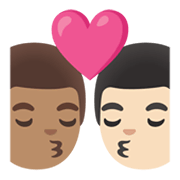 👨🏽‍❤️‍💋‍👨🏻 Emoji sich küssendes Paar - Mann: mittlere Hautfarbe, Mann: helle Hautfarbe Google Android 12.0.