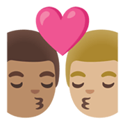 👨🏽‍❤️‍💋‍👨🏼 Emoji sich küssendes Paar - Mann: mittlere Hautfarbe, Mann: mittelhelle Hautfarbe Google Android 12.0.