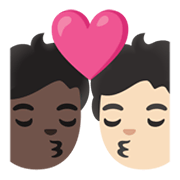 Emoji 🧑🏿‍❤️‍💋‍🧑🏻 Bacio Tra Coppia: persona, persona, Carnagione Scura, Carnagione Chiara su Google Android 12.0.