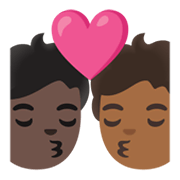 🧑🏿‍❤️‍💋‍🧑🏾 Emoji sich küssendes Paar: Person, Person, dunkle Hautfarbe, mitteldunkle Hautfarbe Google Android 12.0.