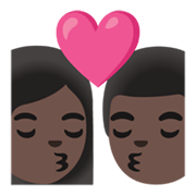 👩🏿‍❤️‍💋‍👨🏿 Emoji sich küssendes Paar - Frau: dunkle Hautfarbe, Mann: dunkle Hautfarbe Google Android 12.0.
