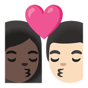 👩🏿‍❤️‍💋‍👨🏻 Emoji sich küssendes Paar - Frau: dunkle Hautfarbe, Mann: helle Hautfarbe Google Android 12.0.